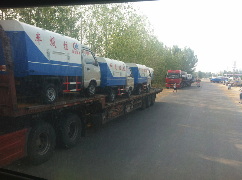 圖為準備發(fā)車至山西的小型<a href=http://m.njsjdq.com/ljc target=_blank class=infotextkey>垃圾車</a>