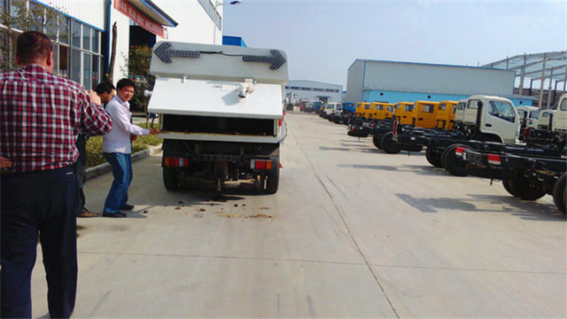 內(nèi)蒙客商正在參觀五十鈴<a href=http://m.njsjdq.com/saoluche/ target=_blank class=infotextkey>掃路車</a>