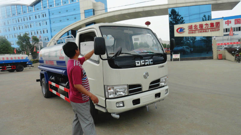 正在給5噸<a href=http://m.njsjdq.com/ssc target=_blank class=infotextkey>灑水車</a>做出廠前準(zhǔn)備