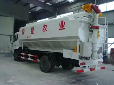 剛下線的散裝飼料運(yùn)輸車(chē)