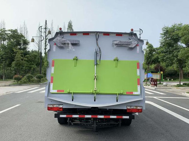 東風(fēng)多利卡2.5方水4.5方塵國六掃路車圖片5