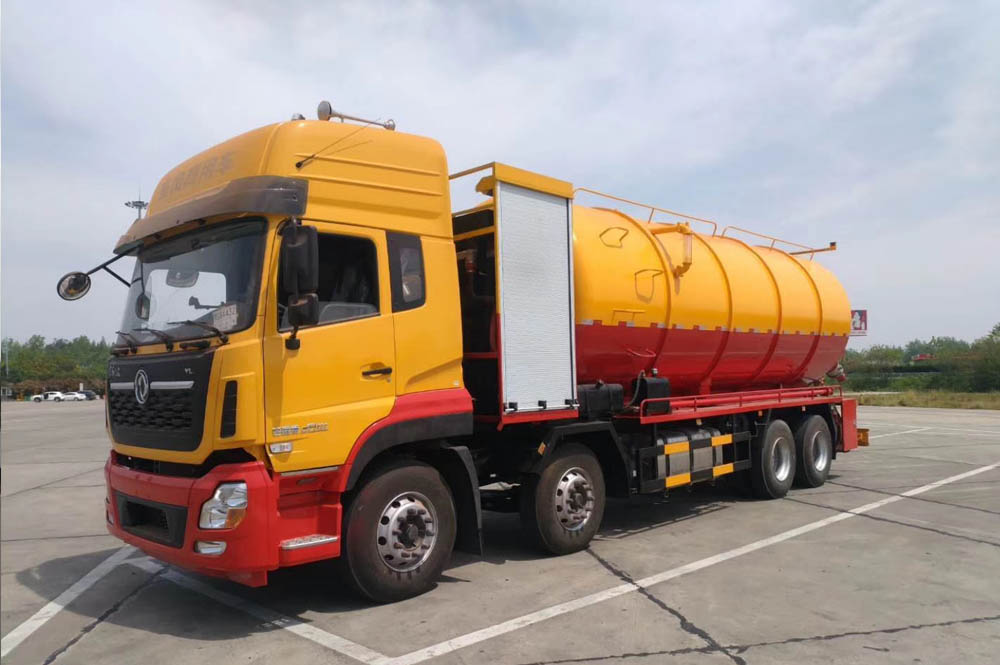 東風天龍前四后八國六清洗吸污車帶副發動機