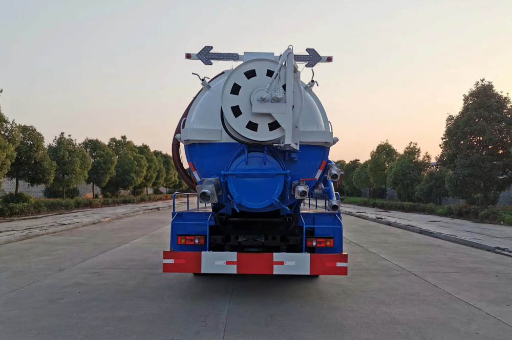 東風(fēng)天錦國六清洗吸污車帶副發(fā)動機(jī)圖片5