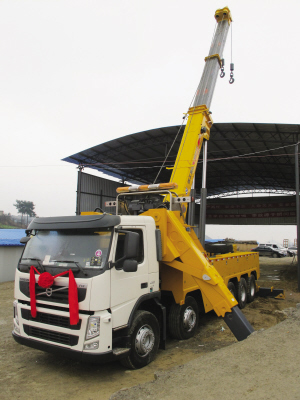 昨日，目前國內(nèi)最大噸位的道路<a href=http://m.njsjdq.com/qzc/ target=_blank class=infotextkey>清障車</a>正式“落戶”貴陽。該清障車車價近300萬元，集吊裝、拖車于一體，最大起吊高度13.2米，最大拖牽重量54噸，最大起吊重量60噸，可安全快速地對交通事故中側(cè)翻的重型貨車、重型<a href=http://m.njsjdq.com/ygc/ target=_blank class=infotextkey>油罐車</a>等進行起吊、救援和拖運，及時恢復(fù)現(xiàn)場交通。曾秦 攝