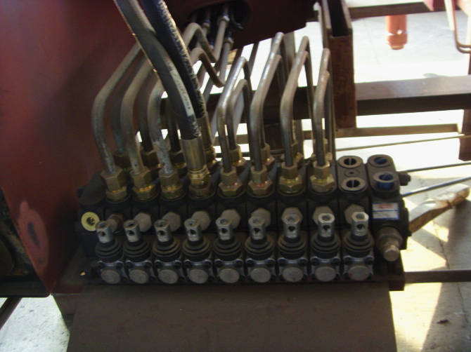  多路換向閥是<a href=http://m.njsjdq.com/scd/ target=_blank class=infotextkey>隨車吊</a>的操作系統(tǒng)